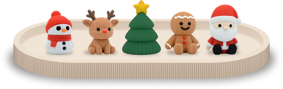 Cinco figuras de Navidad impresas en 3D en fila dentro de su bandeja